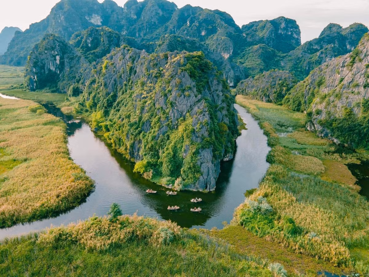 Nằm nép mình dưới chân núi đá vôi hùng vĩ thuộc huyện Gia Viễn (Ninh Bình), Đầm Vân Long được mệnh danh là “vịnh không sóng” của miền Bắc. Không náo nhiệt như Tràng An hay Tam Cốc, Bích Động, Vân Long mang một vẻ đẹp tĩnh tại, nên thơ, khiến bất cứ ai ghé thăm cũng như được gột rửa tâm hồn bởi sự thanh bình hiếm có. Ảnh Visit Ninh Binh﻿