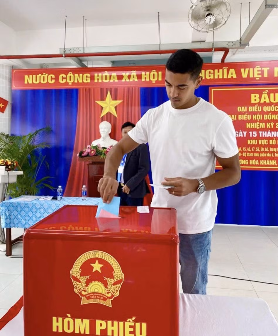 Trong khi đó, tại Đà Nẵng, trung vệ Đỗ Phi Long cũng có mặt từ sớm tại điểm bầu cử để thực hiện quyền công dân lần đầu tiên. Anh cho biết, cảm thấy tự hào và vinh dự khi được trực tiếp tham gia ngày hội lớn của đất nước. Ảnh Báo Vietnmanet