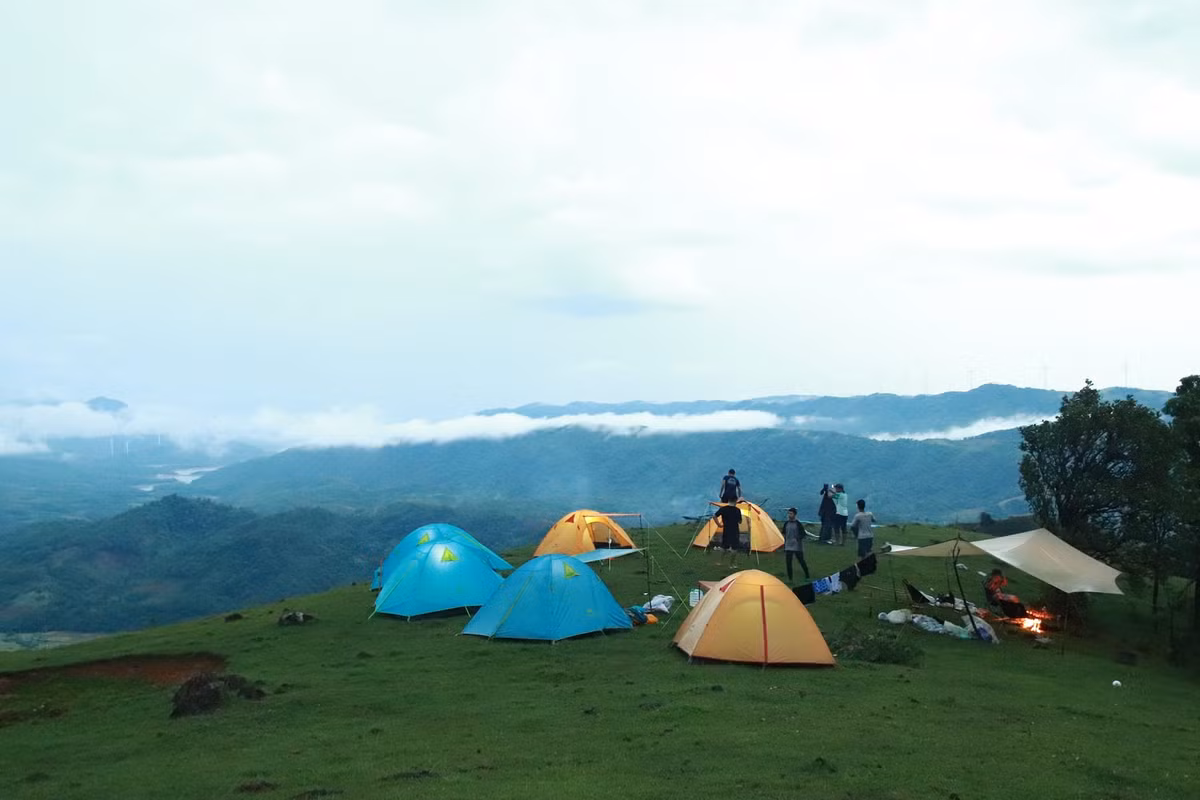 Khi lên đến đỉnh, khung cảnh bao la trong tầm mắt, tiếng gió núi, tiếng chim hót và tiếng suối róc rách sẽ giúp du khách cảm nhận sự bình yên giữa thiên nhiên. Với những tín đồ mê trekking, hành trình đến Xa Reng chắc chắn là một trải nghiệm vừa phấn khích, vừa đáng nhớ. Ảnh Trường Sinh