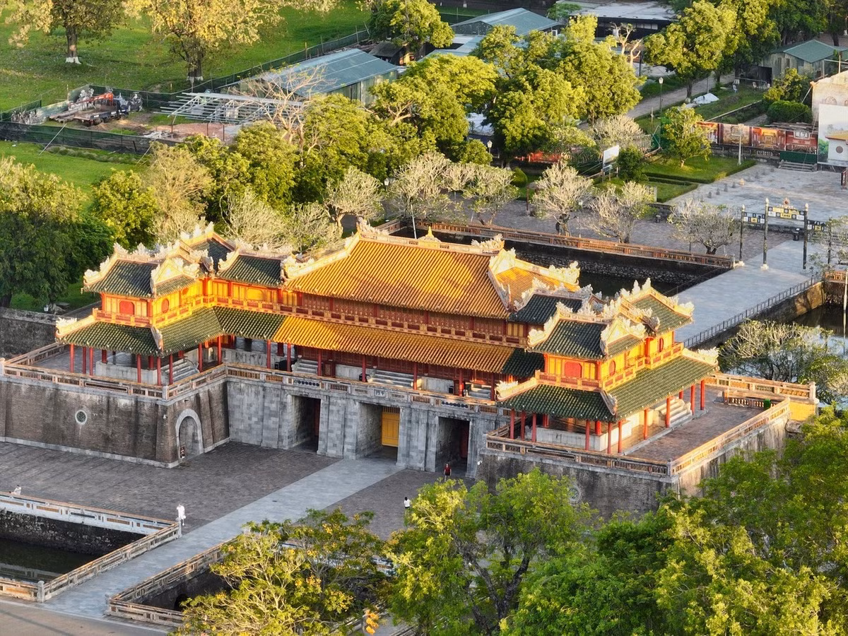 Nhắc đến du lịch Huế, nhiều người thường nghĩ đến Đại Nội, chùa Thiên Mụ hay cầu Trường Tiền. Tuy nhiên, ít ai biết rằng vùng đất cố đô còn sở hữu những bãi biển đẹp như tranh vẽ, rất lý tưởng để nghỉ dưỡng, khám phá thiên nhiên và “săn” ảnh sống ảo. Dưới đây là 5 bãi biển được xem là “viên ngọc xanh” của du lịch Huế mà du khách không nên bỏ lỡ trong hành trình khám phá miền Trung. Ảnh Vietravel