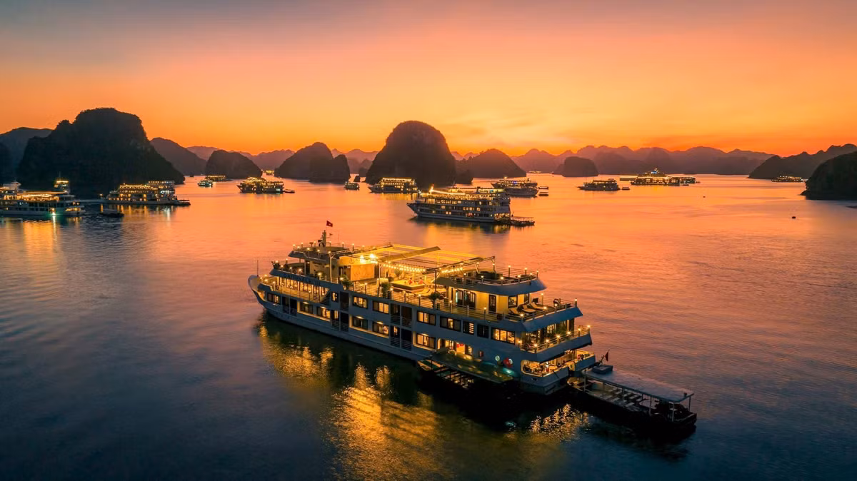 Tháng 4-6 và 9-11 là mùa thấp điểm, thuận lợi để tránh đông và tiết kiệm chi phí. Thời tiết đôi khi không ổn định nhưng hiếm khi khắc nghiệt, với nắng xen kẽ mưa. Tháng 10-11 đặc biệt lý tưởng cho tham quan các đảo và khối núi đá vôi quanh vịnh Hạ Long và vịnh Bái Tử Long. Ảnh Internet