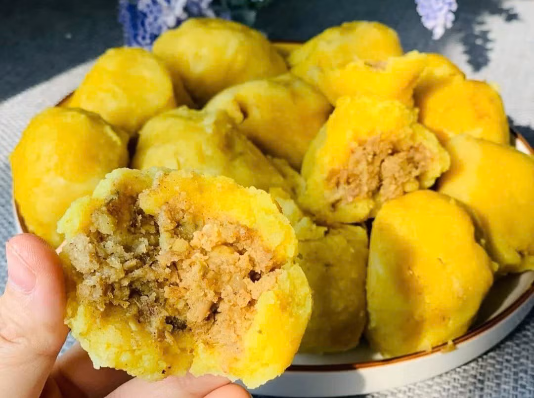 Hưng Yên không chỉ nổi tiếng với vải thiều hay các di tích lịch sử mà còn lưu giữ một món quà quê giản dị mà đặc sắc: bánh nghệ. Ảnh Hòa Bùi