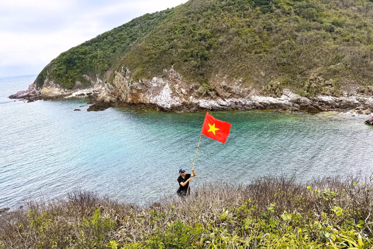 Từ các mỏm đá ven biển, mỗi con sóng tràn vào đều đem theo một khoảnh khắc mãnh liệt, làm thỏa lòng những người thích săn ảnh. Ảnh Mai Thanh Hải