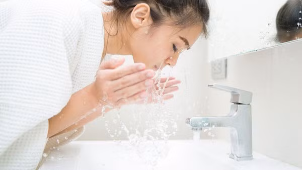 Khi nhiệt độ xuống thấp, không ít người lựa chọn rửa mặt bằng nước nóng để tạo cảm giác dễ chịu. Tuy nhiên, nước nóng có thể làm tổn thương lớp dầu tự nhiên hàng rào bảo vệ quan trọng giúp da giữ ẩm và chống lại tác nhân bên ngoài. Ảnh minh họa