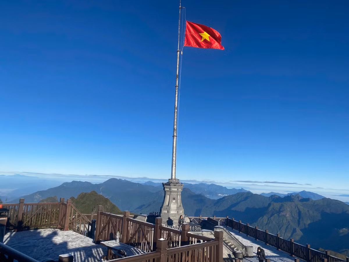 Sáng sớm 23/11, đỉnh Fansipan (3.143 m) chìm trong giá lạnh khi nền nhiệt giảm sâu xuống khoảng -3°C. Ảnh Sun World Fansipan Legend