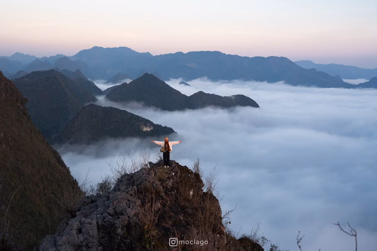 Những ngôi nhà trình tường thấp thoáng trong sương, những sườn núi phủ đá xám xen lẫn mảng xanh cây rừng tạo nên bức tranh đặc trưng không nơi nào có được. Ảnh Bac Nguyen
