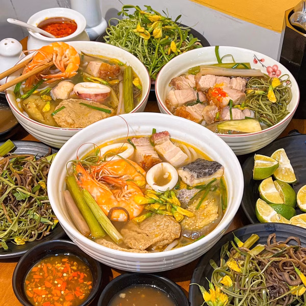 Bún mắm không chỉ là món ăn mà còn là trải nghiệm văn hóa ẩm thực miền Tây, nơi du khách có thể cảm nhận hương vị nồng nàn của sông nước, mùi thơm của hải sản tươi và sự tinh tế trong cách chế biến dân dã. Một lần thưởng thức bún mắm, bất cứ ai cũng sẽ nhớ mãi cái hương vị độc đáo, nồng nàn, khó nhầm lẫn này – món ăn dân dã nhưng sánh vai cùng những món ngon thế giới. Ảnh Internet