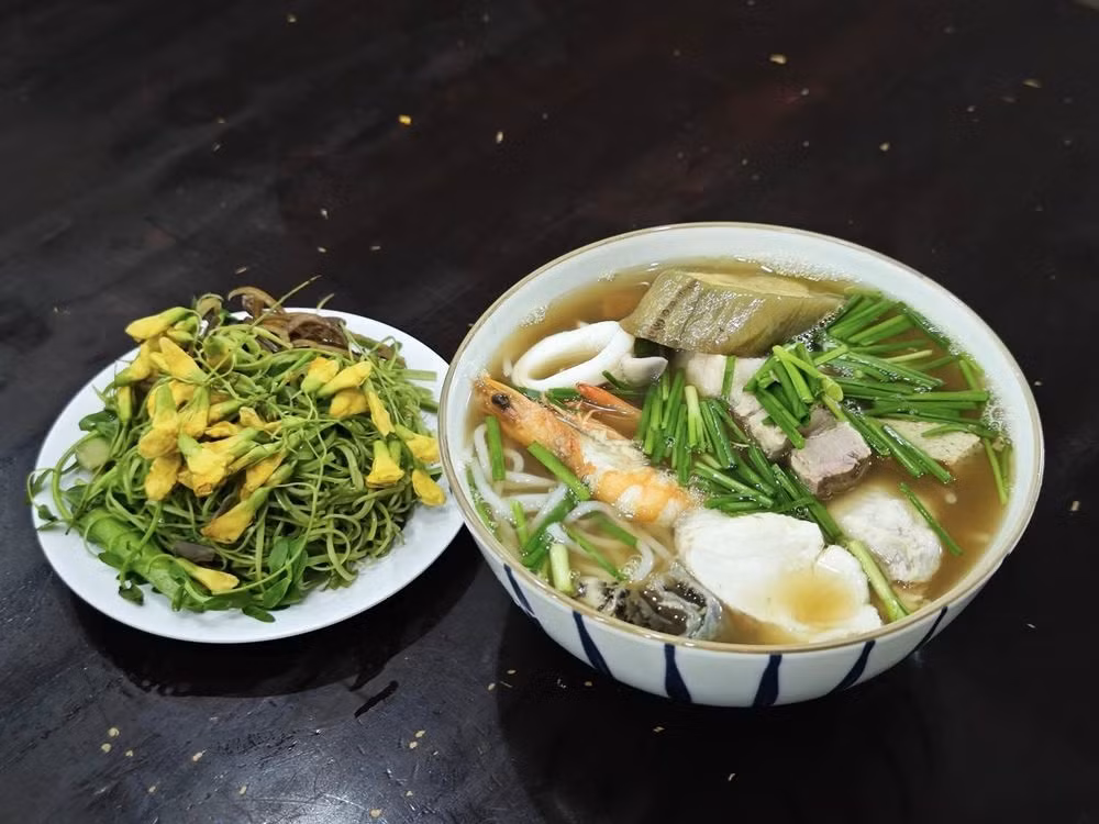 Món ăn này phổ biến và giá bình dân, chỉ từ 50.000 đồng mỗi tô, dễ dàng tìm thấy tại TP HCM cũng như các tỉnh miền Tây như Cần Thơ, An Giang, Cà Mau. Bún mắm xuất hiện từ những gánh hàng rong, quán ăn bình dân cho tới nhà hàng sang trọng, nhưng hương vị đặc trưng vẫn được giữ nguyên, không cầu kỳ mà đậm đà, dân dã. Ảnh Chú 8