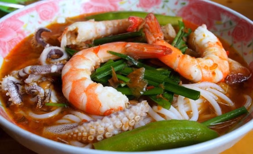 Khi ăn, từng sợi bún thấm đẫm nước lèo, hòa cùng hải sản tươi và rau sống tạo nên hương vị vừa dân dã, vừa tinh tế, đúng kiểu miền Tây “ăn là nhớ”. Ảnh MIA