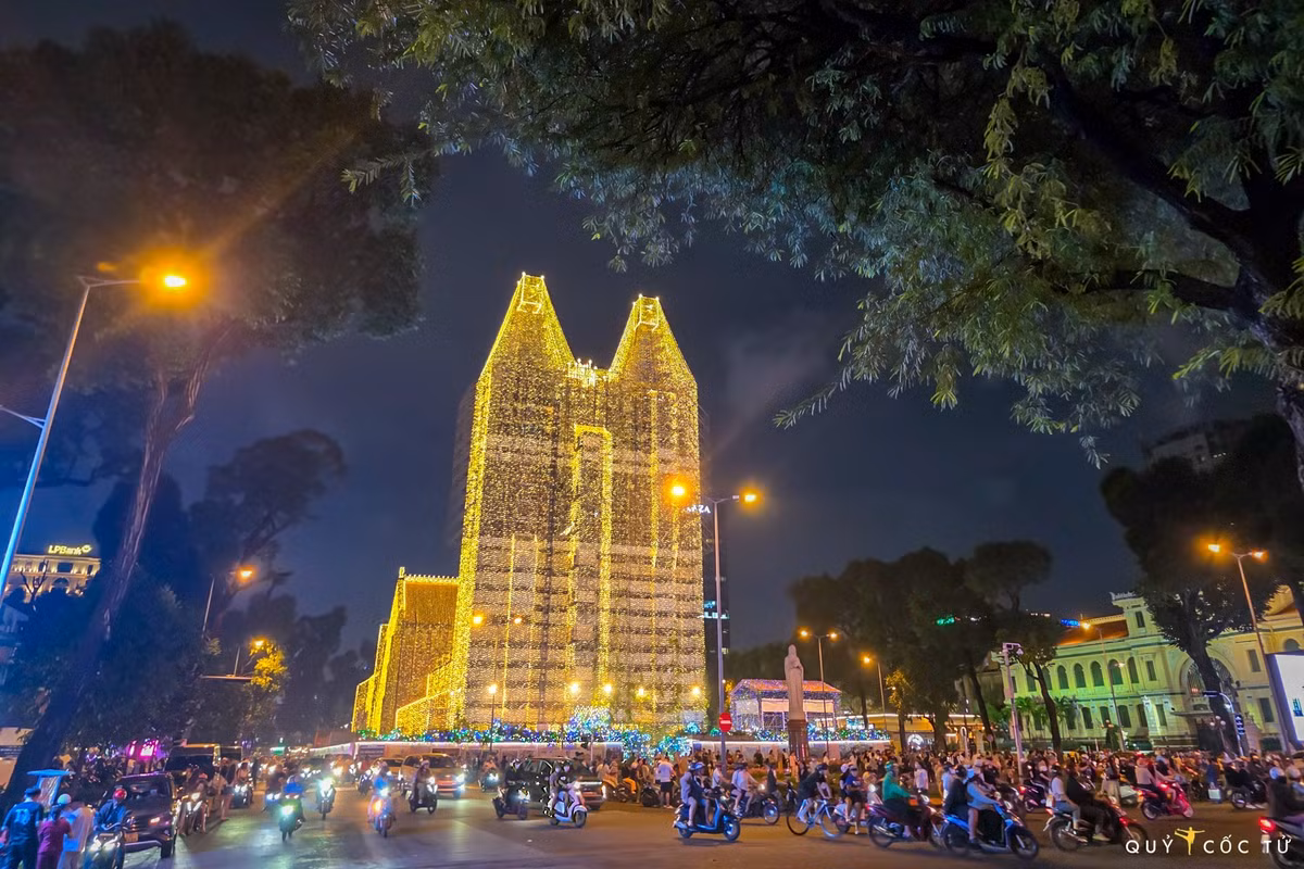 Trước thềm Giáng sinh, Nhà thờ Đức Bà (phường Sài Gòn, TP HCM) trở thành tâm điểm thu hút du khách khi khoác lên màn trình diễn ánh sáng rực rỡ. Hàng triệu bóng đèn LED bao phủ toàn bộ mặt tiền, tạo nên hiệu ứng lung linh giữa trung tâm thành phố, khiến nhiều người ví nơi đây như một “phông nền Noel” lộng lẫy giữa Sài Gòn. Ảnh Ngo Tran Hai An