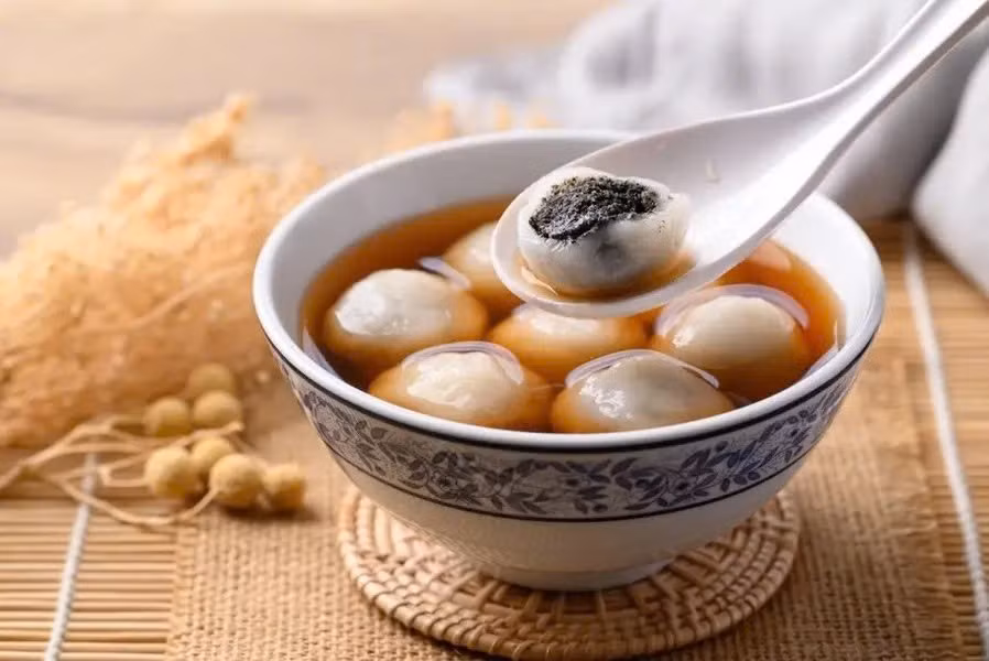 Tên gọi “sủi dìn” bắt nguồn từ tiếng Quảng Đông – Thủy viên, nghĩa là “viên nước” hay “bánh viên trong nước”. Khi du nhập vào Hải Phòng, người dân địa phương biến tấu theo cách phát âm riêng và biến món bánh này trở thành đặc sản quen thuộc của đất cảng. Ảnh Traveloka