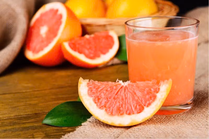 Một ly nước ép bưởi tươi mỗi sáng hoặc vài múi bưởi sau bữa ăn là lựa chọn lý tưởng để duy trì chức năng gan. Ảnh minh họa