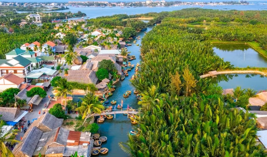 Cách trung tâm phố cổ Hội An khoảng 3km, Cẩm Thanh (nay thuộc phường Hội An Đông, TP Đà Nẵng) từ lâu đã nổi tiếng với hệ sinh thái rừng dừa nước độc đáo. Năm 2025, ngôi làng này tiếp tục gây chú ý khi được tạp chí Forbes (Hoa Kỳ) vinh danh trong danh sách 50 ngôi làng đẹp nhất thế giới, trở thành điểm đến không thể bỏ qua trên bản đồ du lịch miền Trung. Ảnh Hoi An Travel