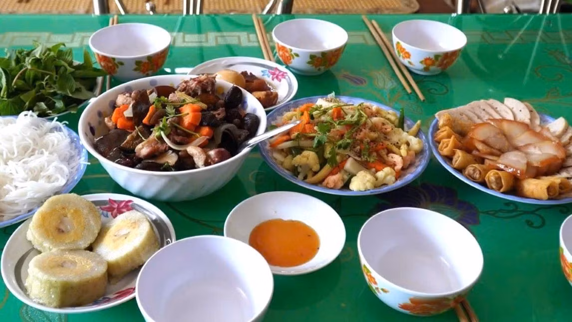 Với người dân miền Tây Nam Bộ, mâm giỗ không chỉ là nghi lễ tưởng nhớ tổ tiên mà còn là dịp để con cháu sum họp, bạn bè quây quần bên mâm cơm thấm đẫm tình quê. Những món ăn dân dã nhưng tinh tế, mang hương vị ngọt lành của đồng ruộng, sông nước, đã trở thành nét đặc trưng văn hóa ẩm thực của vùng đất này.