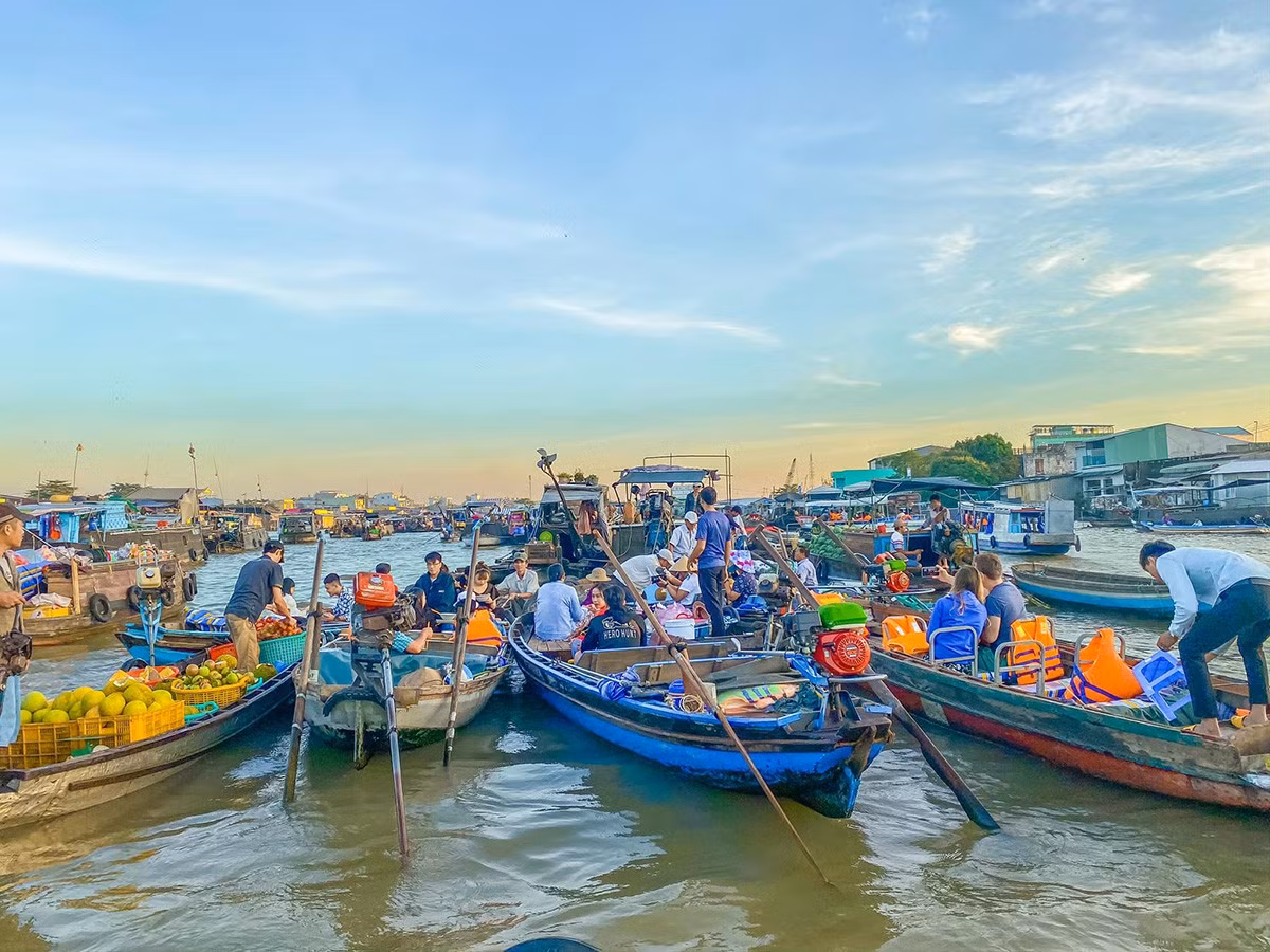 Những tiếng rao, tiếng động cơ, tiếng cười nói hòa lẫn trong ánh bình minh tạo nên một không khí rất đời thường mà cũng rất đặc biệt. Trên sông, du khách có thể dễ dàng bắt gặp những chiếc ghe nhỏ bán cà phê, bún riêu, hủ tiếu – một “phiên bản khác” của quán ăn sáng, nhưng lại đậm chất miền Tây. Ảnh MIA