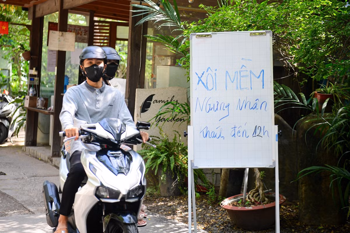 Thậm chí quán thường dựng bảng tạm ngưng nhận khách để đảm bảo phục vụ chu đáo. Ảnh Báo Vietnamnet