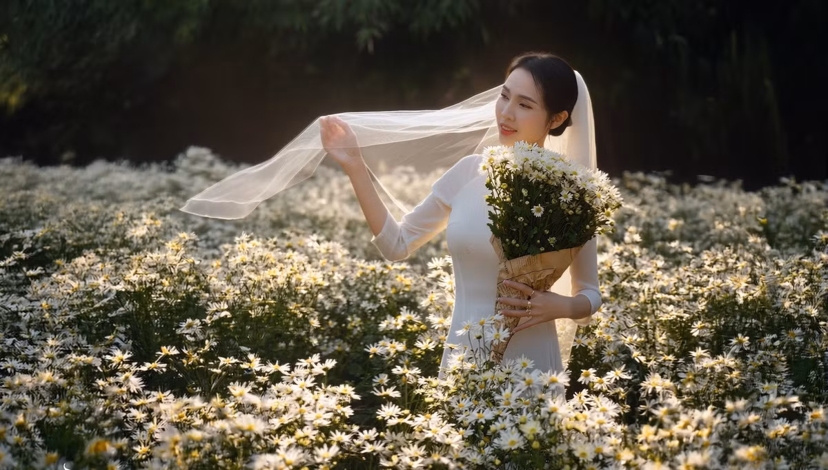 Du khách thường chọn trang phục nhẹ nhàng, phù hợp với sắc hoa để tạo nên những bộ ảnh vừa nghệ thuật, vừa lãng mạn. Ảnh Trung Nguyên