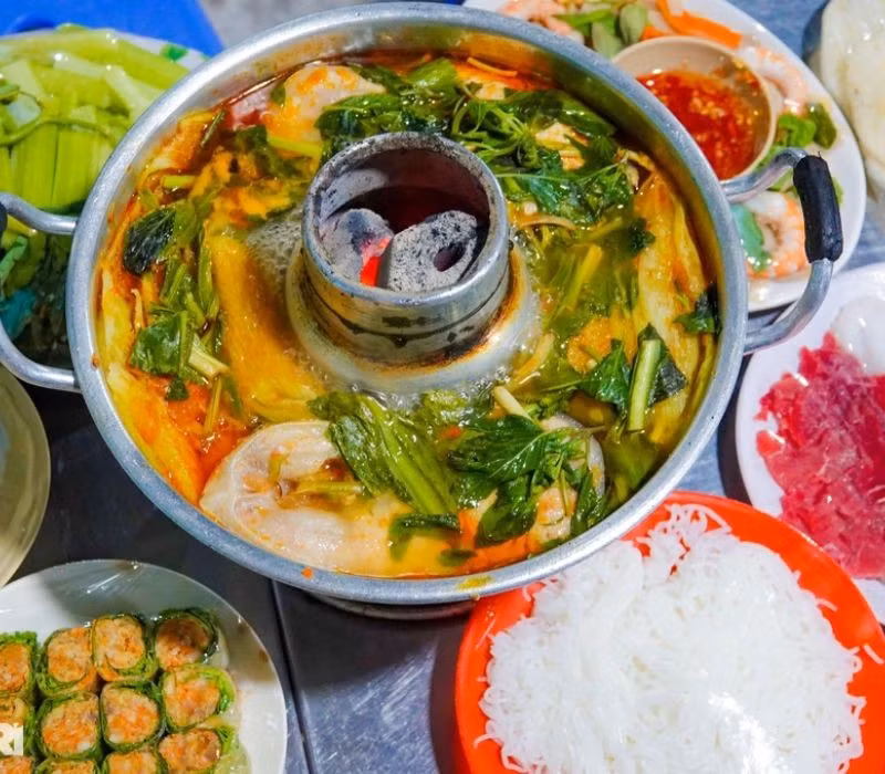 Miền Tây không chỉ nổi tiếng với sông nước, mà còn là thiên đường của những món ăn dân dã, đậm đà hương vị quê hương. Trong số đó, lẩu cù lao còn gọi vui là lẩu thở hay lẩu “than thở” luôn khiến thực khách mê mẩn ngay từ cái nhìn đầu tiên. Ảnh MIA