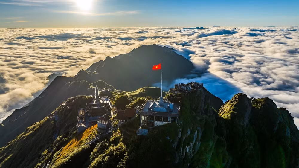 Sa Pa (Lào Cai) đang vào mùa đẹp nhất, khi thung lũng Mường Hoa phủ sương, đỉnh Fansipan chìm trong mây trắng. Lễ hội Mùa đông Sa Pa 2025 diễn ra từ tháng 11 đến đầu tháng 1 năm sau, với các chương trình nghệ thuật, giải đua xe đạp địa hình, lễ hội tuyết và countdown chào năm mới. Du khách có thể dạo chợ vùng cao, thưởng thức thắng cố, ngô nướng và tận hưởng không khí se lạnh giữa phố núi. Ảnh Báo nhân dân