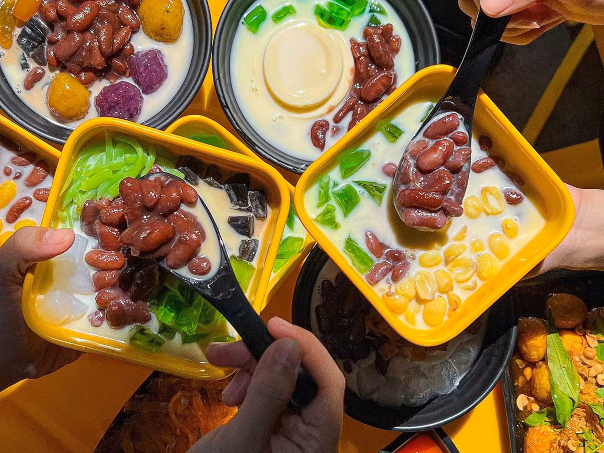 Sau những món nướng nóng hổi, không gì tuyệt hơn là ly chè sâm bổ lượng, chè đậu xanh nước dừa hoặc chè khúc bạch mát lạnh. Các xe chè rong trên đường Trần Phú hay gần bãi biển luôn sẵn sàng phục vụ với giá từ 10.000 – 15.000 đồng. Vị ngọt dịu, thanh mát giúp giải nhiệt ngày hè hiệu quả. Ảnh VinWonders