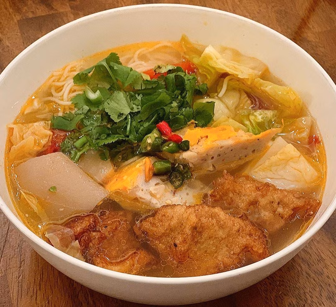 Nếu muốn bắt đầu ngày mới theo cách của người địa phương, bún chả cá là lựa chọn đáng thử. Nước dùng trong, thanh ngọt được ninh từ cá biển, kết hợp với chả cá dai, thơm, ăn kèm rau sống và ớt chưng cay nhẹ, tạo cảm giác nhẹ bụng nhưng vẫn đủ năng lượng cho hành trình khám phá thành phố. Ảnh MIA