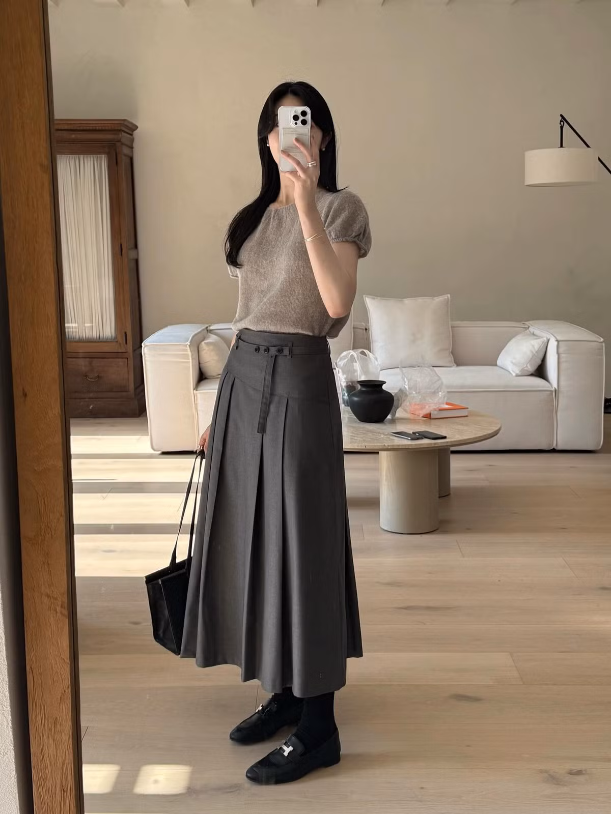 Kiểu váy này thường có độ dài trung bình, dễ phối với những mẫu áo đơn giản để giữ tổng thể hài hòa. Đây là lựa chọn phù hợp cho những ai muốn làm mới phong cách cá nhân nhưng vẫn ưu tiên sự tiện dụng và dễ mặc. Ảnh minh họa