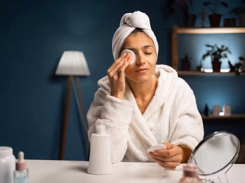 Chăm sóc da buổi tối không chỉ là làm đẹp mà còn là cách kết nối lại với cơ thể. Việc làm sạch nhẹ nhàng giúp loại bỏ lớp bụi bẩn, mồ hôi và áp lực của cả ngày dài. Sau đó, những bước dưỡng da đơn giản nhưng đủ ẩm giúp làn da bước vào quá trình tái tạo ban đêm hiệu quả hơn. Ảnh minh họa