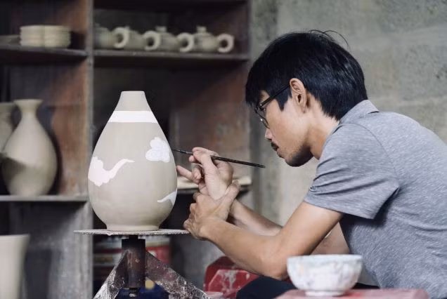 Làng cổ Phước Tích không chỉ nổi tiếng với hệ thống nhà rường cổ hàng trăm năm tuổi mà còn được biết đến là một trong những làng gốm lâu đời nhất miền Trung. Gốm Phước Tích mang vẻ đẹp mộc mạc, giản dị với kỹ thuật nung củi truyền thống và lớp men tự nhiên bền màu theo thời gian. Ảnh huetourist