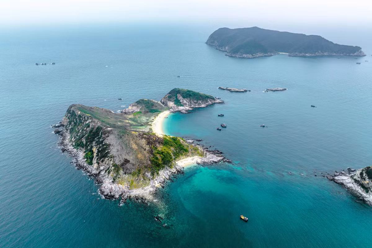 Bước chân lên đảo, du khách ngay lập tức cảm nhận được sự tách biệt hoàn toàn với phố thị. Những cánh rừng nguyên sinh trải dài, tiếng sóng vỗ vào bờ đá và màu nước xanh thăm thẳm tạo nên bức tranh thiên nhiên sống động nhưng rất đỗi bình yên. Ảnh Quỳnh Anh