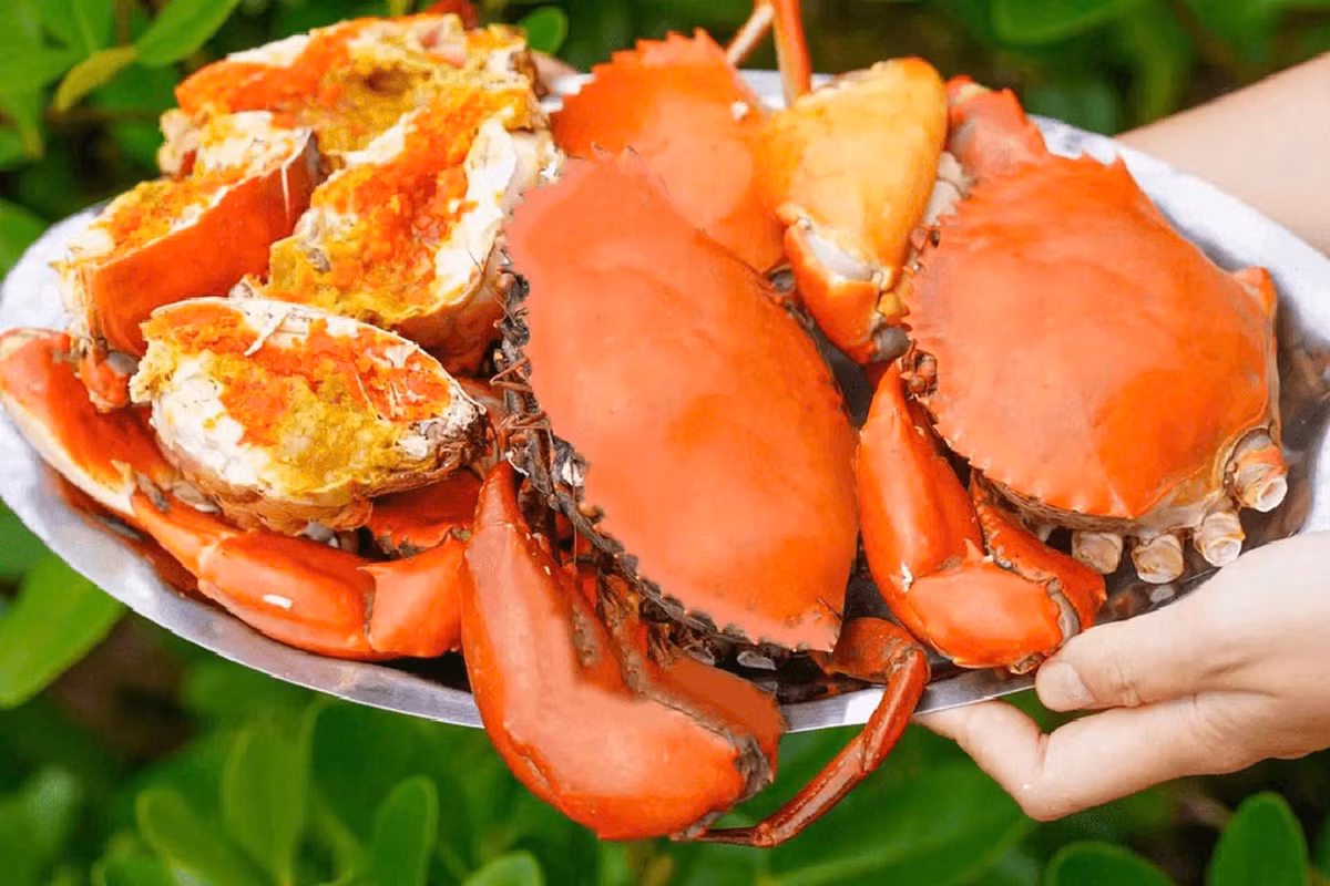 Tuy nhiên, không phải bộ phận nào của cua cũng an toàn để ăn. Các chuyên gia khuyến cáo, khi chế biến và thưởng thức món cua, người nội trợ cần đặc biệt lưu ý loại bỏ ba phần dưới đây để tránh rước độc tố vào cơ thể. Ảnh minh hoạ