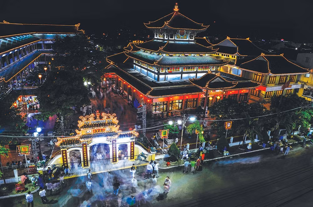 Châu Đốc, vùng đất bên dòng sông Hậu, là một trong những điểm đến tiêu biểu cho xu hướng ấy. Thành phố miền biên viễn này gây ấn tượng bởi sự giao thoa văn hóa của các cộng đồng Kinh, Chăm, Hoa, Khmer, tạo nên đời sống sinh hoạt giàu màu sắc. Những địa danh tâm linh như Núi Sam, miếu Bà Chúa Xứ không chỉ thu hút du khách hành hương mà còn phản ánh chiều sâu tín ngưỡng của cư dân vùng sông nước