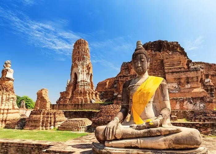 Một chuyến du lịch tự túc Thái Lan sẽ thiếu sót nếu bỏ qua Ayutthaya – cố đô cổ kính và di sản văn hóa thế giới. Tại đây, du khách có thể tham quan Wat Mahathat với tượng Phật ẩn mình trong rễ cây, hay Wat Phra Sri Sanphet – chùa lớn và quan trọng bậc nhất. Đừng quên trải nghiệm du thuyền sông Chao Phraya để ngắm nhìn các di tích cổ dọc bờ sông. Ảnh Sakos