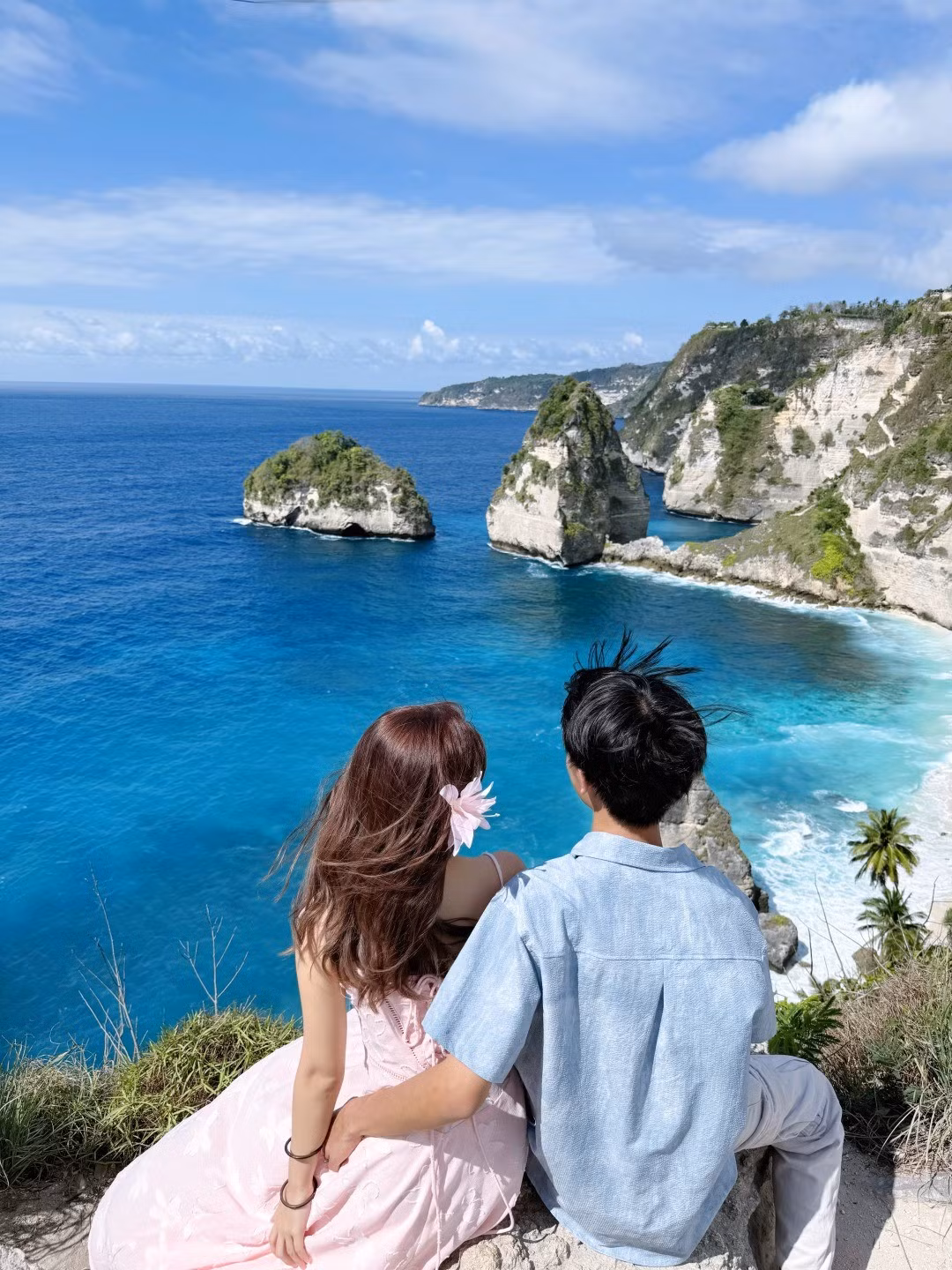 Giới chức Bali đánh giá, trong những năm gần đây, sự gia tăng mạnh của khách quốc tế đã khiến hòn đảo này phải đối mặt với tình trạng quá tải hạ tầng, ô nhiễm môi trường và những tác động tiêu cực đến văn hóa bản địa. Do đó, việc kiểm soát điều kiện nhập cảnh được xem là cần thiết để bảo vệ tài nguyên du lịch và bảo đảm phát triển bền vững. Ảnh Fanpage Phượt luôn