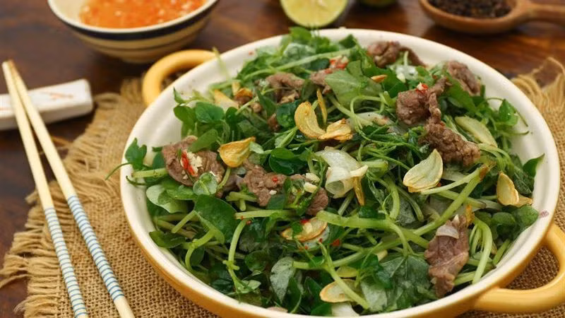 Loại rau này chứa nhiều vitamin C, beta-carotene, kali, sắt cùng các hợp chất chống oxy hóa tự nhiên. Vitamin C giúp tăng cường đề kháng và hỗ trợ làm đẹp da; beta-carotene tốt cho thị lực; kali có vai trò điều hòa huyết áp và bảo vệ tim mạch; trong khi sắt góp phần phòng ngừa thiếu máu. Ngoài ra, các flavonoid trong rau càng cua còn giúp làm chậm quá trình lão hóa và hỗ trợ giảm nguy cơ mắc một số bệnh mạn tính. Ảnh minh họa