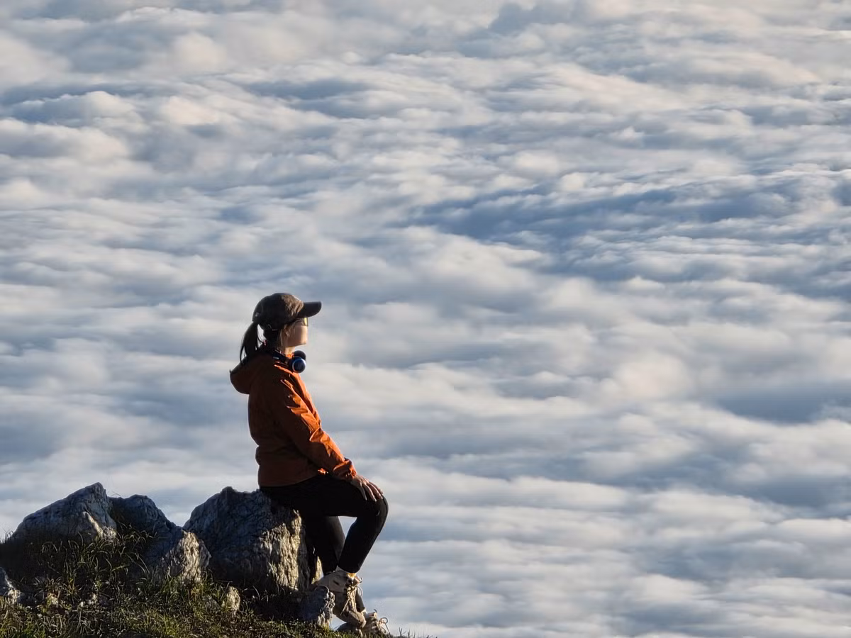 Hiện nay, nhiều công ty lữ hành đã khai thác tour trekking Tà Chì Nhù với đa dạng phân khúc, phù hợp cho cả người lần đầu chinh phục và những tay leo núi chuyên nghiệp. Vietravel Adventure cung cấp tour 2 ngày 1 đêm với hướng dẫn viên, trang thiết bị leo núi cơ bản, ngủ lều trên núi và thưởng thức đặc sản địa phương, giá từ 2.200.000 đồng/người. Ảnh Xuân Chờ