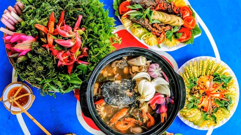 Nếu đã từng say đắm hương vị thanh đạm của lẩu rau rừng Cà Mau, lẩu mắm U Minh chính là thử thách vị giác mà bạn không thể bỏ qua. Đây không chỉ là một món ăn mà còn là linh hồn ẩm thực của vùng đất mũi, phản ánh cuộc sống, văn hóa và sự sáng tạo của người dân U Minh qua nhiều thế hệ. Ảnh MIA