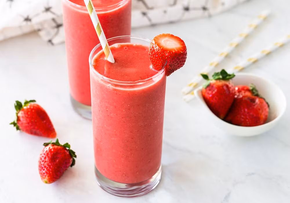 Trong khi đó, sinh tố dâu tây lại mang đến lợi ích nhờ lượng vitamin C dồi dào và anthocyanin tự nhiên. Dù không tác động trực tiếp đến việc hạ cholesterol như lựu hay hibiscus, dâu tây giúp làm giảm quá trình oxy hóa LDL – yếu tố quan trọng trong ngăn ngừa xơ vữa động mạch. Ảnh minh họa