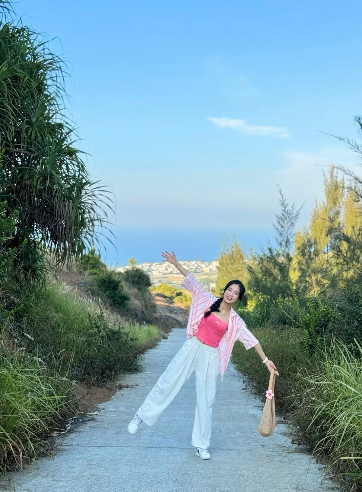 Người dân Lý Sơn hiền hậu và thân thiện. Những lần đi chợ, Thủy thường được các cô chú bán hàng hỏi han: “Đi một mình à con?”, “Ở trọ đâu?”, rồi dặn dò kỹ càng: “Nhớ đội nón vào nhé, nắng ở đây cháy da như rang muối đó!”. Không ai vồn vã, nhưng sự quan tâm vẫn ấm lòng.