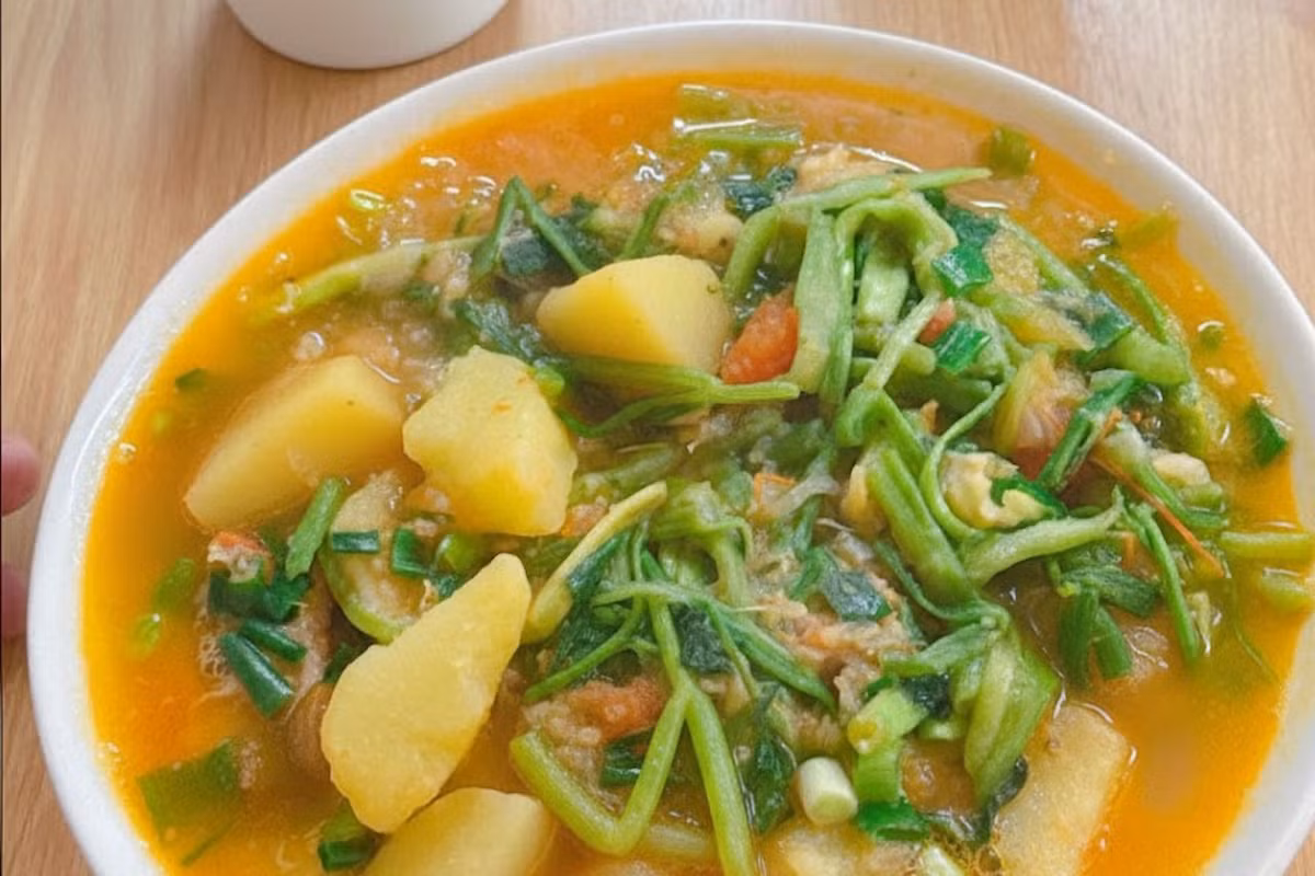 Bên cạnh đó, món canh này còn phù hợp với những người đang quan tâm đến vóc dáng. Khoai tây cung cấp năng lượng vừa đủ nhưng không gây nặng bụng, trong khi rau cần giàu chất xơ, ít calo, hỗ trợ tiêu hóa và hạn chế tích tụ mỡ thừa. Nhờ đó, canh khoai tây rau cần trở thành lựa chọn lý tưởng cho bữa ăn nhẹ hoặc bữa tối thanh đạm. Ảnh minh họa