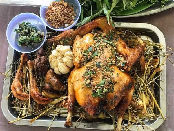 Giữa vùng đất An Giang giàu văn hóa Khmer, món gà đốt lá chúc từ lâu đã trở thành đặc sản khiến du khách tò mò bởi cái tên dễ bị nhầm là viết sai chính tả. Không chỉ lạ ở tên gọi, món ăn còn hấp dẫn bởi hương vị độc đáo, cách chế biến kỳ công và phong cách thưởng thức dân dã. Ảnh TuyHoaFood