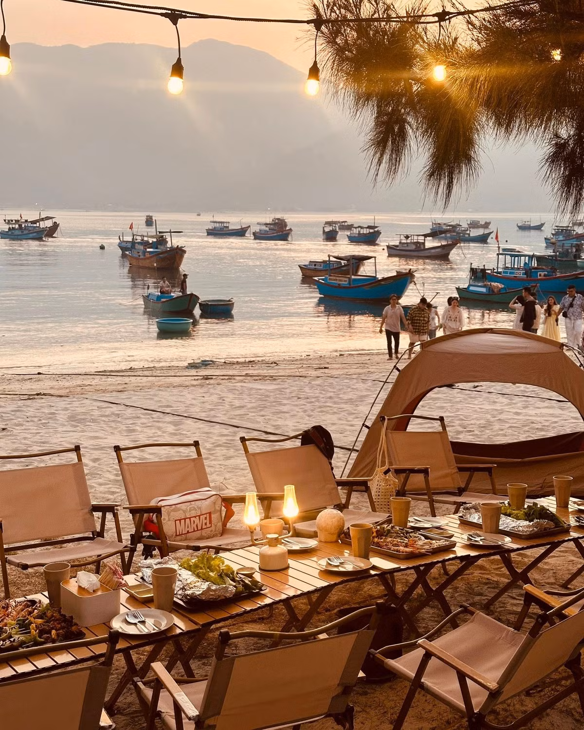 Trong khi đó, tour trọn gói lại là lựa chọn an toàn cho những ai ưu tiên sự tiện lợi và không muốn lo nghĩ quá nhiều. Các công ty du lịch như Vietravel, Fiditour, Saigontourist… đều cung cấp tour nghỉ dưỡng Ninh Vân với lịch trình 2 đến 4 ngày, khởi hành từ TP.HCM, Hà Nội hoặc Đà Nẵng. Giá tour dao động từ 4.900.000 đồng/người với các lựa chọn resort 3-4 sao, đến hơn 15.000.000 đồng/người với gói nghỉ dưỡng tại khu 5 sao có bao gồm spa, lặn biển, chèo kayak… Ảnh Minh Tâm