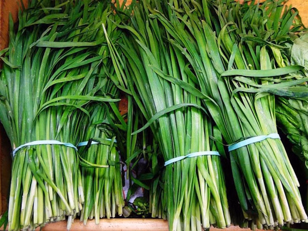 Rau hẹ không chỉ là gia vị quen thuộc, mà còn là bài thuốc tự nhiên giúp nam giới tăng cường sinh lý, bổ thận, tráng dương và cải thiện tình trạng xuất tinh sớm, di tinh hay liệt dương. Ảnh minh họa
