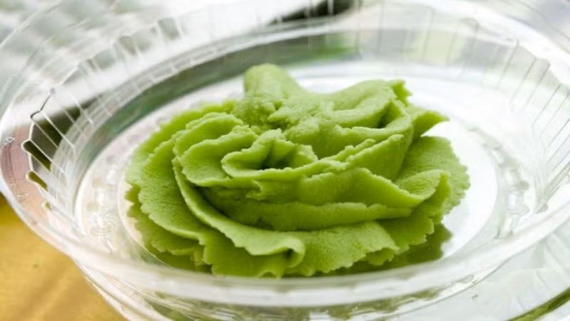 Mù tạt loại gia vị có vị cay nồng, thường dùng để kích thích vị giác cũng được khuyến cáo không nên ăn kèm với thịt gà. Cả hai đều mang tính ấm nên khi kết hợp có thể làm tăng nhiệt trong cơ thể. Ảnh BHX