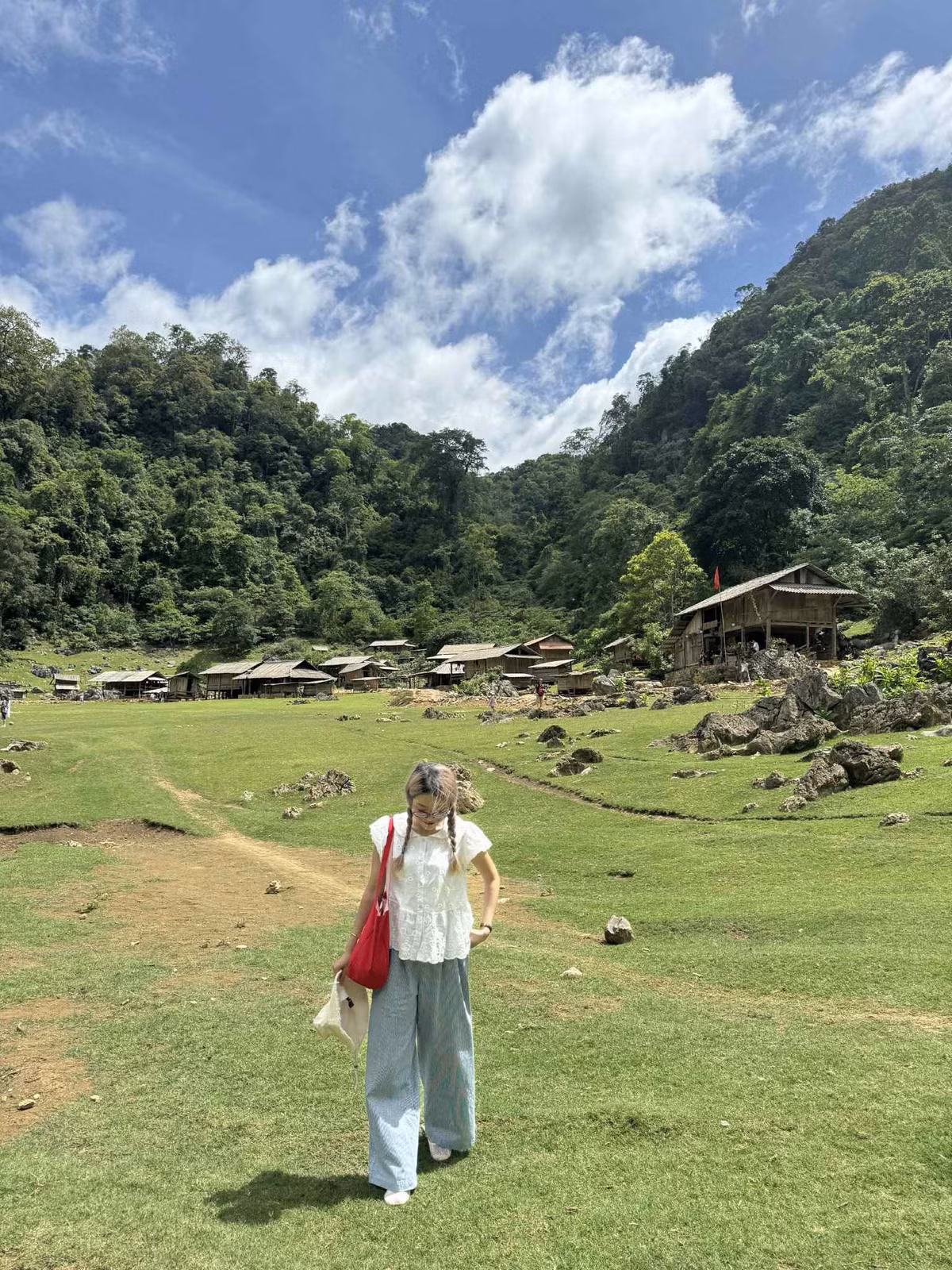Ngoài tour trọn gói, du khách ưa tự do khám phá cũng có thể đến Hang Táu theo dạng tự túc, với mức chi phí rất tiết kiệm, chỉ khoảng 100.000–200.000 đồng bao gồm phí vào bản và xe ôm từ điểm dừng. Tuy nhiên, cần lưu ý điều kiện đường đất gồ ghề, trơn trượt khi trời mưa, và nên chủ động liên hệ người dân bản trước nếu muốn trải nghiệm ăn uống, thuê trang phục hoặc nghỉ homestay. Ảnh Ba Đứa Mình