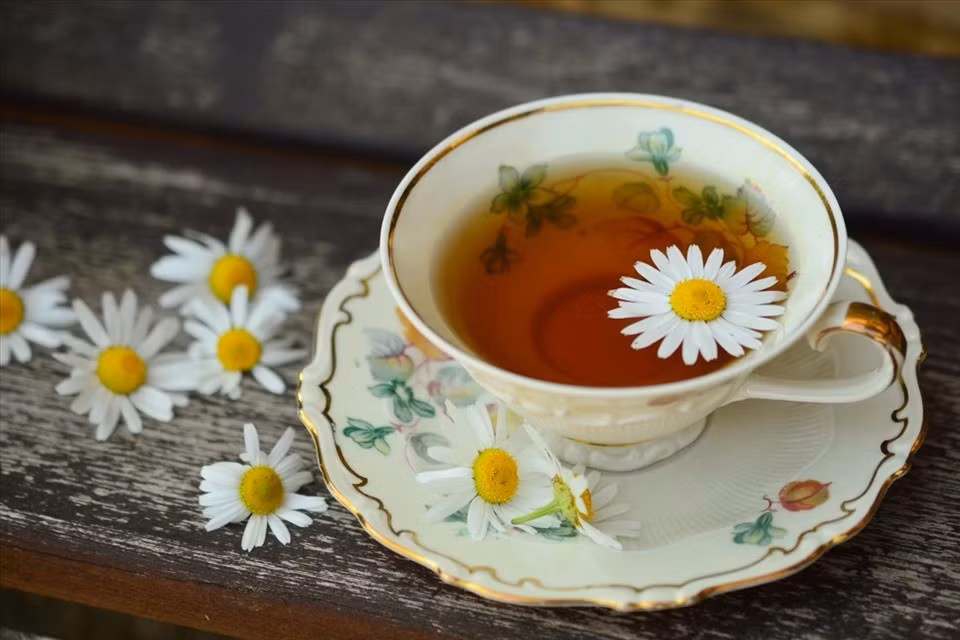 Một trong những lựa chọn phổ biến là trà hoa cúc. Hợp chất apigenin trong hoa cúc có khả năng làm dịu hệ thần kinh, giảm căng thẳng và an thần. Ảnh minh hoạ