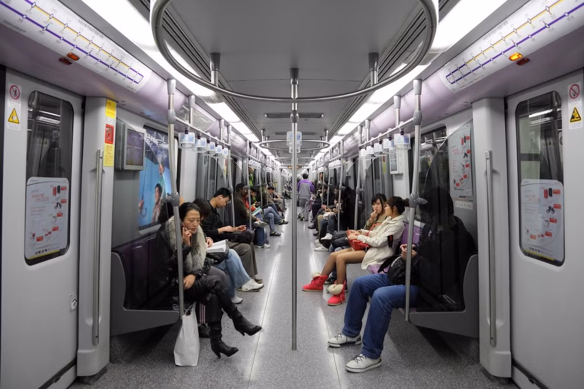 Di chuyển trong thành phố tàu điện ngầm là phương tiện ưu tiên tại các thành phố lớn như Bắc Kinh hay Thượng Hải, tiện lợi, giá rẻ và gần hầu hết điểm tham quan. Xe buýt công cộng cũng thuận tiện, thanh toán bằng Alipay. Với quãng đường ngắn, xe đạp công cộng là lựa chọn linh hoạt. Ảnh Internet