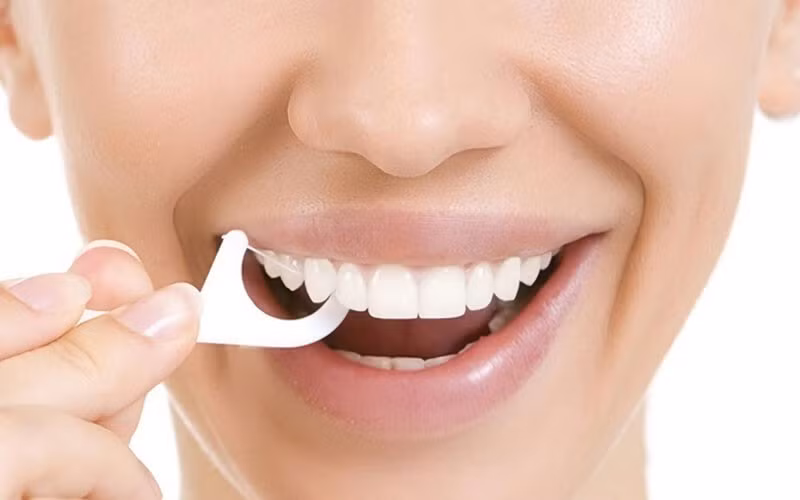 Uống đủ nước và vệ sinh răng đúng cách ngay sau bữa sáng sẽ giúp làm sạch răng, giảm tác động của axit và đường, duy trì hàm răng chắc khỏe. Ảnh minh họa