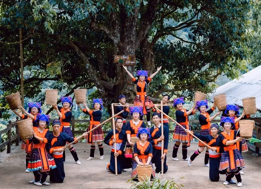 Năm 2015, Sin Suối Hồ chính thức được công nhận là bản văn hóa du lịch cộng đồng. Từ đó đến nay, bản làng từng bước hoàn thiện cơ sở hạ tầng, dịch vụ lưu trú, nhưng vẫn giữ được nét nguyên sơ vốn có. Ảnh Baonhandan