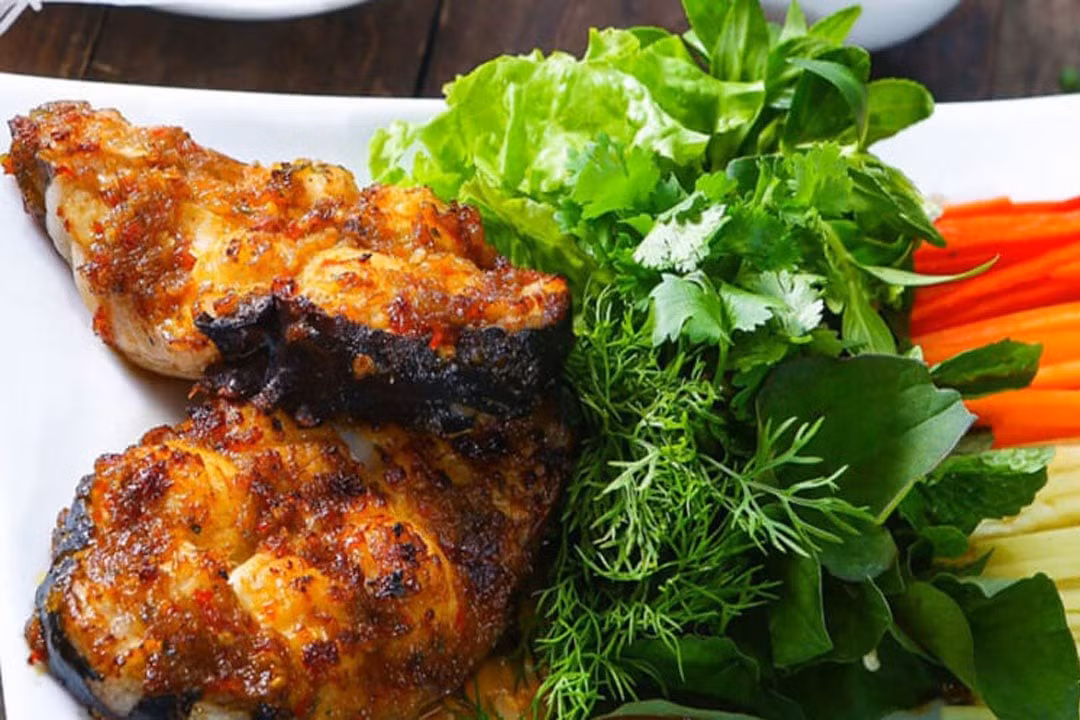 Với thành phần dinh dưỡng phong phú cùng nhiều lợi ích cho sức khỏe, cá lăng xứng đáng là thực phẩm nên được bổ sung thường xuyên trong bữa ăn gia đình. Việc sử dụng cá lăng kết hợp với chế độ ăn uống khoa học và lối sống lành mạnh sẽ góp phần nâng cao thể trạng, tăng cường sức đề kháng và cải thiện chất lượng cuộc sống. Ảnh minh họa