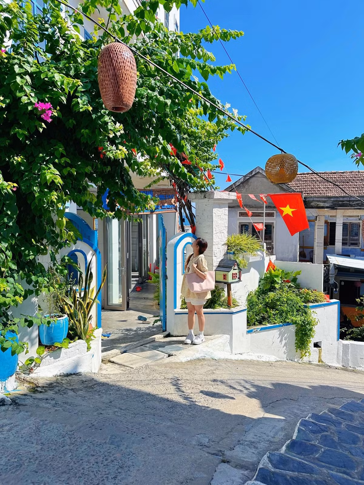 Nằm e ấp trên bán đảo Phương Mai, cách trung tâm hành chính tỉnh Gia Lai khoảng 20 km, làng chài Nhơn Lý vẫn giữ trọn vẻ nguyên sơ của một vùng biển miền Trung. Ảnh Đặng Quang Vinh